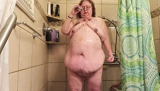 Я играю с шоколадными посыпками, надевая мои сиськи, живот и задницу