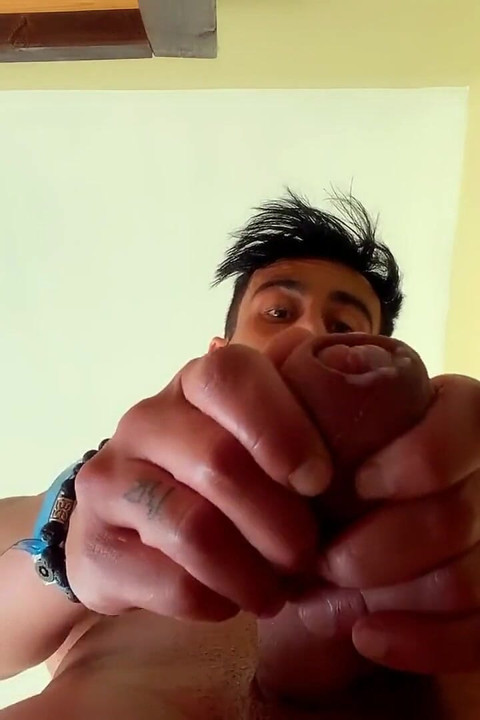 Amatör twink bir masaya boşalıyor ve dölünü ovuyor - taşakların altında bakış açısı