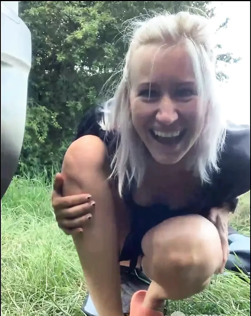 金发女郎在后入式的实证性爱中撒尿