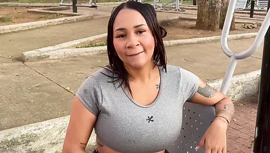 Fremder auf der Straße gibt mir Rechnungen im Austausch für meine saftige Muschi