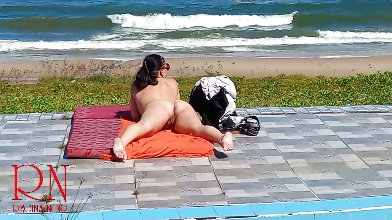 Γυμνή παραλία. Κάποιος παρακολουθεί σε δημόσια παραλία 318