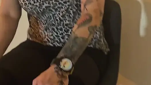 Yüksek çizmeli seksi ateşli genç erkek avcısı sikiliyor