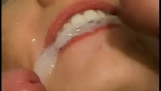 Vanessa Lane abre su hermosa boca para una gran carga de esperma