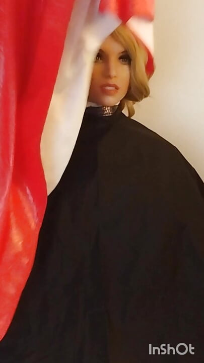 Lauren, la princesa del salón de belleza, modelando con capa química y fetiche