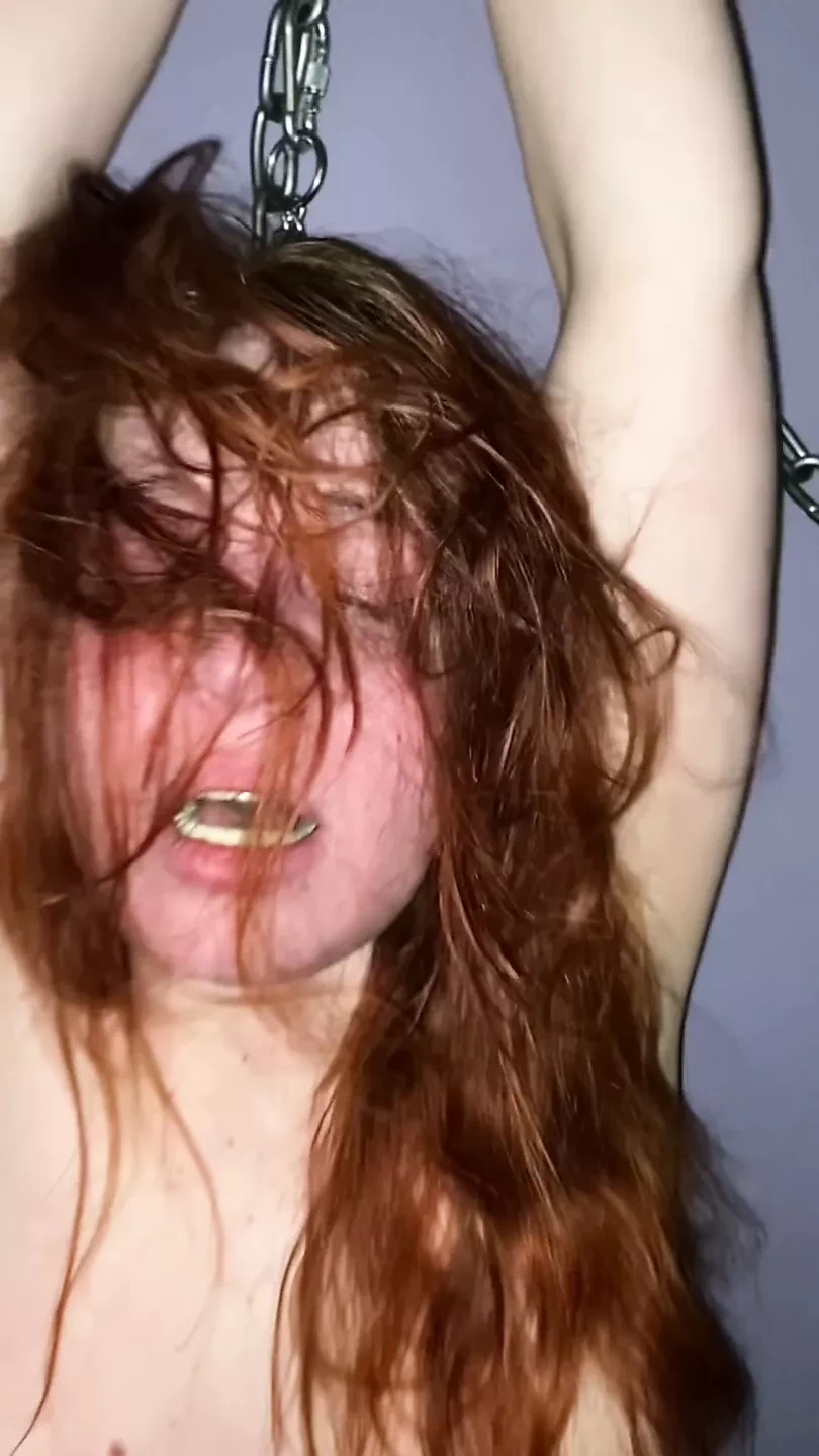 极其粗糙的脸和奶子在与性爱机器的捆绑SM场景中打耳光