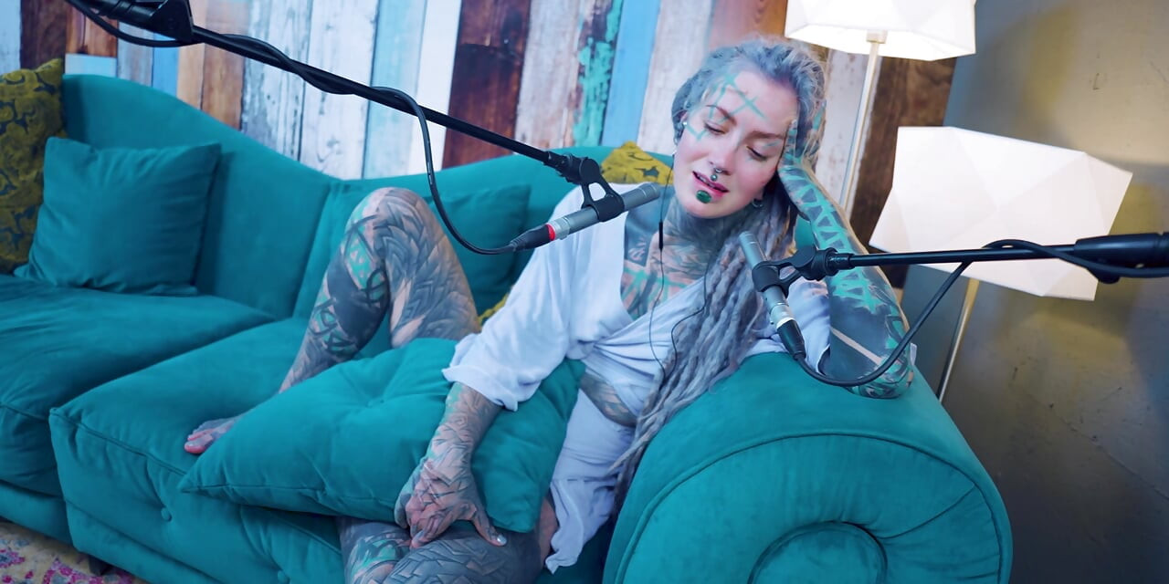 Hablo sobre H - Happiness - asmr podcast sfw hablando gótica flaca chica dreadlocks tatuada modelo chica tatuada