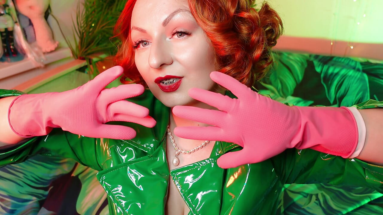 Mooi pin-upmodel Arya en roze latex huishoudelijke handschoenen