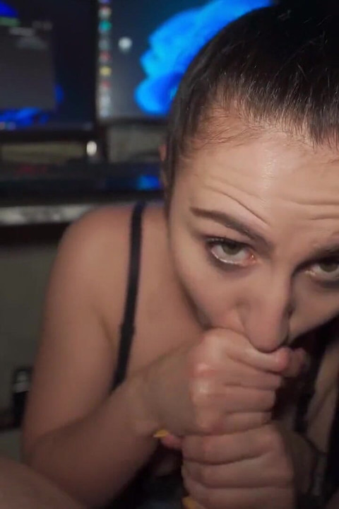 테이블 아래에서 빨고 삼키는 포니테일 갈색 머리