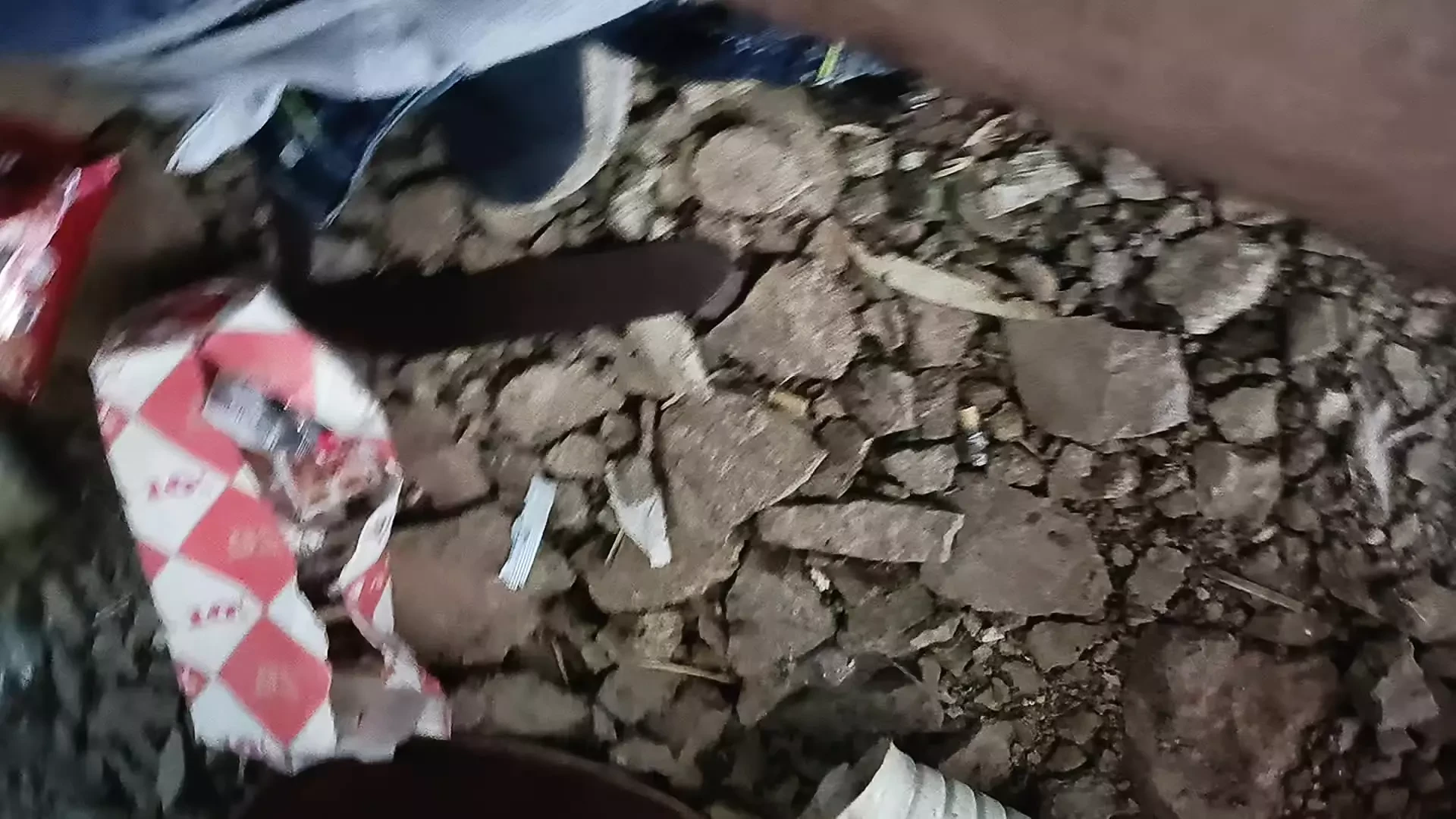 Pepek poket 6 inci sangat kecil untuk saya saiz kote hitam besar saya adalah 9 inci kartik kote hitam besar