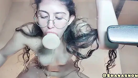 FETISCH SPUCKEN, SQUIRTEN UND PINKELN AUF EIN AUTO (TEIL 2)