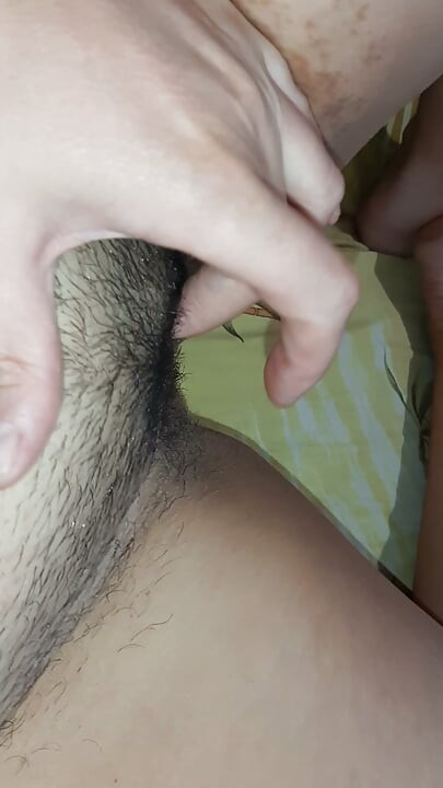 Tři hodně ochlupené kundičky docházejí jedna za druhou