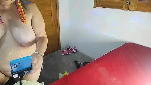 Büyük memeli kızının erkek arkadaşını çalıyor