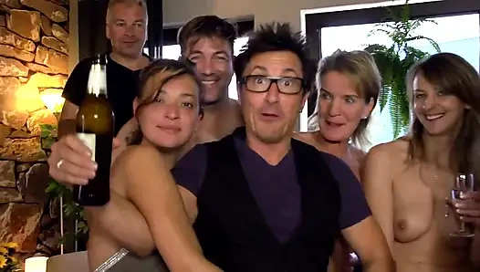 Siyah ve beyaz, yaşlı ve genç grup seks partisi... ağzına boşalma