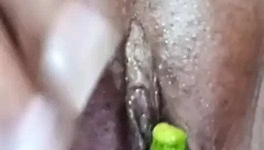 Gurke in meine muschi einführen, um mich selbst zu befriedigen