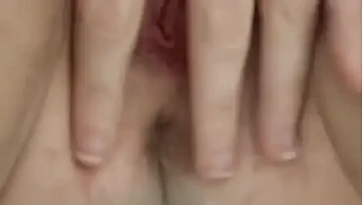 Banyoda amcığımla oynuyorum