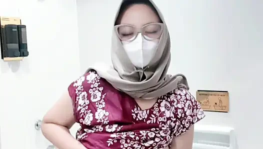 Batik elbiseli bir kızın çeşmesi