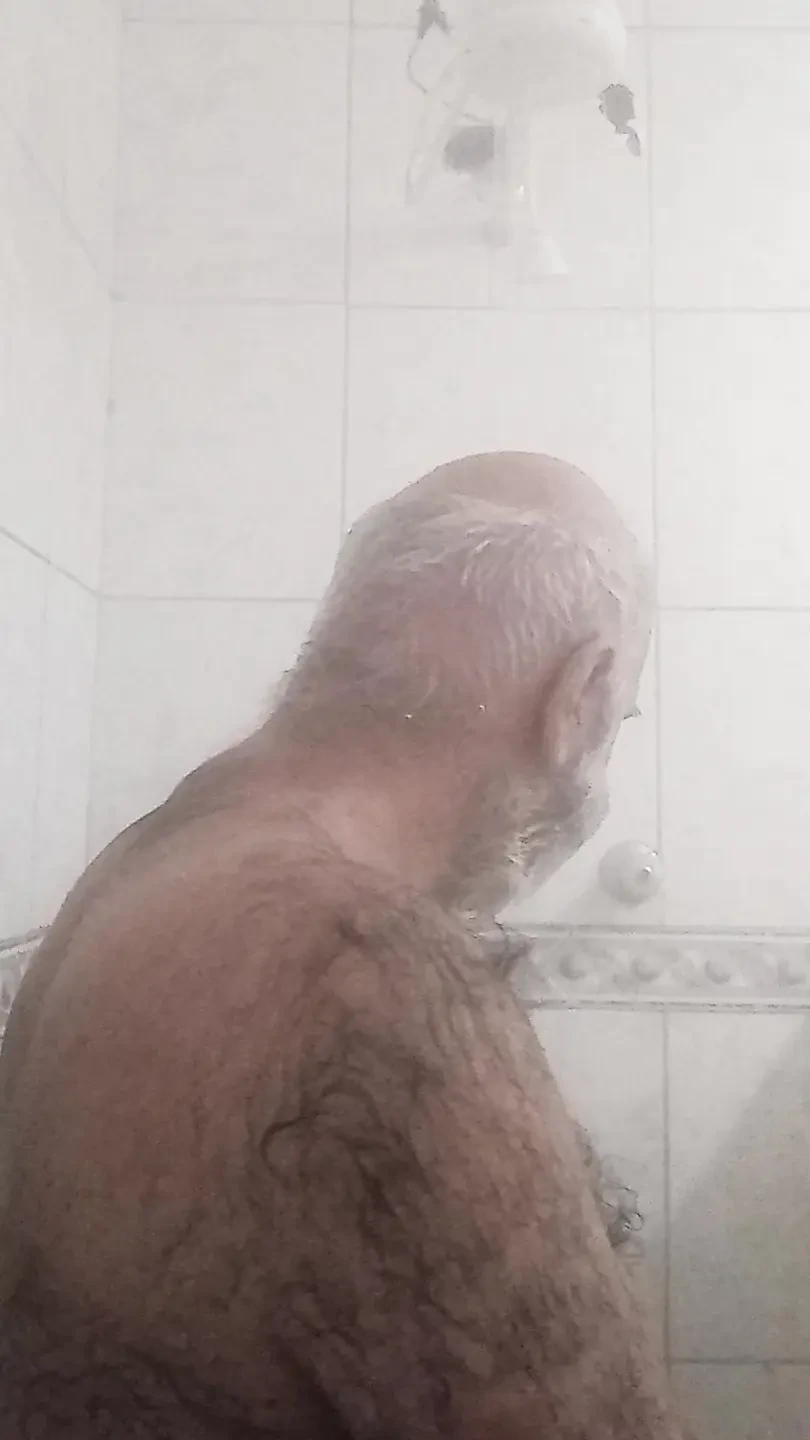 HARIGE BRUTE DIE EEN DOUCHE NEEMT