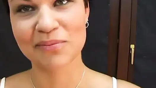 Мужику с большим хуем отсосала его хуй хорошенькая шлюха с симпатичными короткими волосами