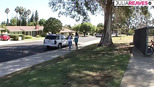 Чернокожая девушка скачет на чудовищном черном члене до массивного камшота