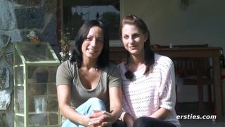 Mia und Sara machen lesbischen Spaß im Freien - ersties