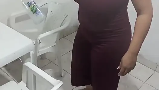 Keilimar чистит дом, пока ее скучаный бойфренд пытается убедить ее пососать его член, но в конце концов что-то сумасшедшее случается