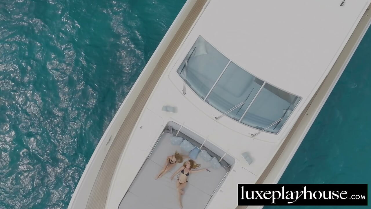 LUXEPLAYHOUSE Sırılsıklam Duo Gal Ritchie Ve Myra Moans Çılgın Üçlü Porno Parodisinde Kirli Oyunlara Giriyor