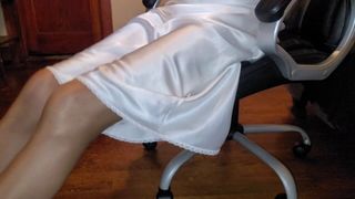 साटन हाफ स्लिप के साथ सोने की रेशमी चमकदार स्कर्ट