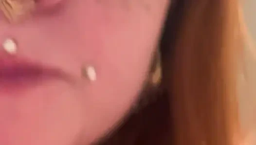 Elle randevusunu beklerken tuvalette mastürbasyon yapıyor - kıllı kızıl saçlı Fransız amatör