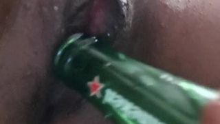 Ftm trans disfruta de una botella de cerveza (corta)