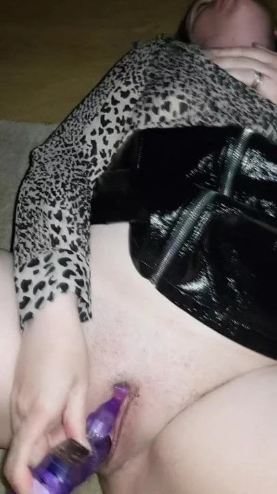 Amateur UK MILF Playing With Her New Toy