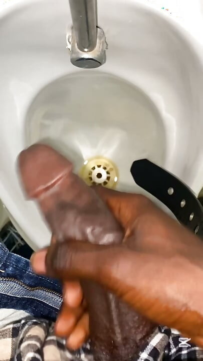 ছাত্রকে পাবলিক প্লেসে হাত মারতে ধরা পড়েছে