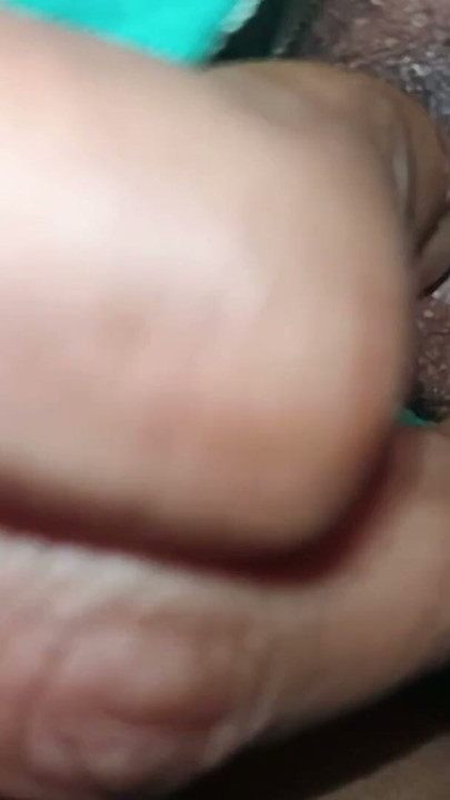 Als Sudha Bhabhi auf dem Bett ruhte, ging ihr Schwager zu ihr, packte sie fest und schob ihr seinen Schwanz in den Mund. | Clip 1