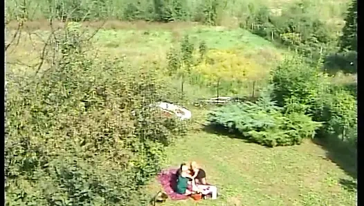 Dewasa terangsang besar bermain dengan botol