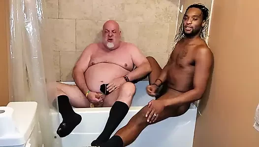 MEDVĚD JE NAŠTVANÝ NA černého ptáka!