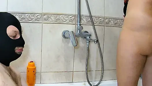 Istriku membersihkan pantatnya sebelum seks anal. Enema. Ep 30651