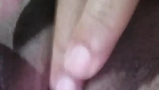 Brunette masturbasi di rumah
