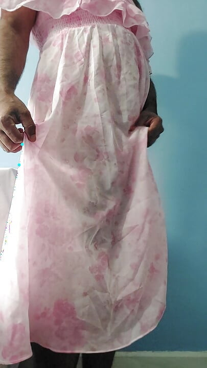 Es fühlt sich so geil an, in einem durchsichtigen Seiden-Chiffon-Kleid mit Blumenmuster zu masturbieren