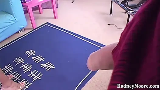 Minyon siyah ateşli kız ıslak ve dağınık