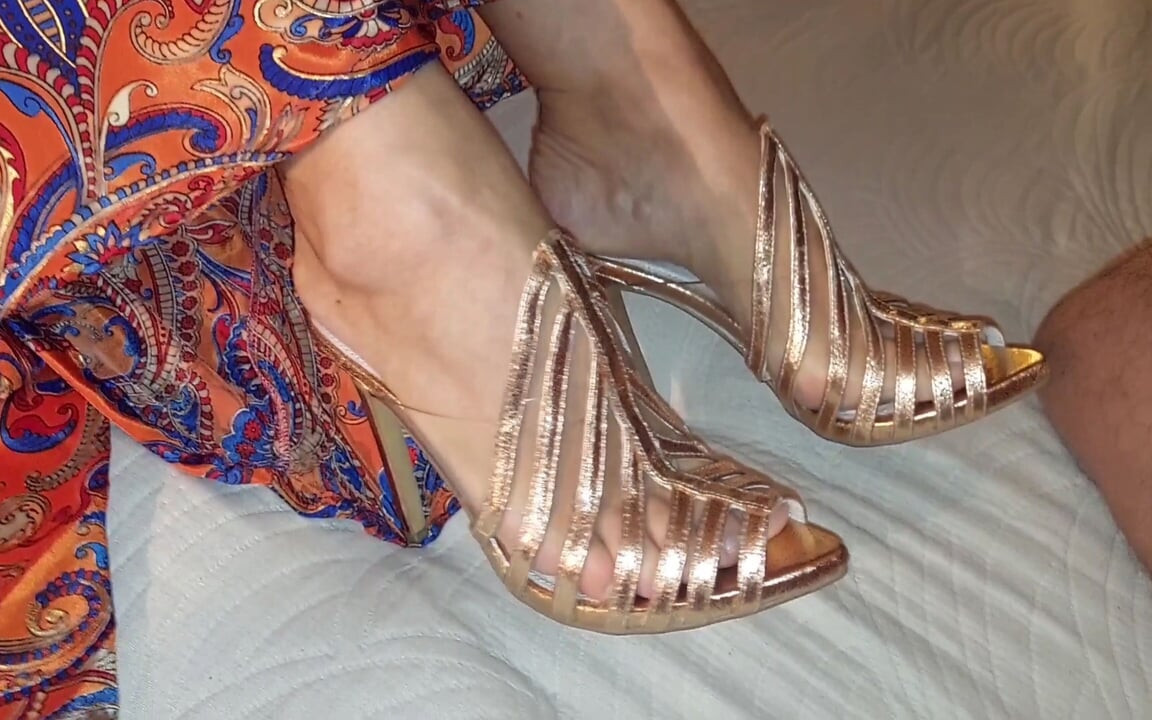 Selena adore les pieds et pose en talons