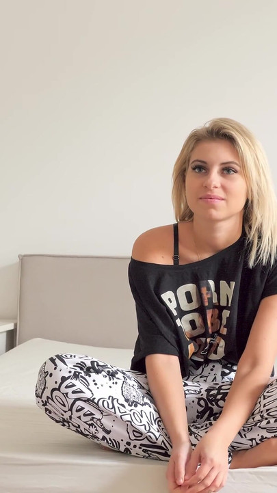Casting petite 18år tjeckisk amatör Lilly Bella i yogabyxor