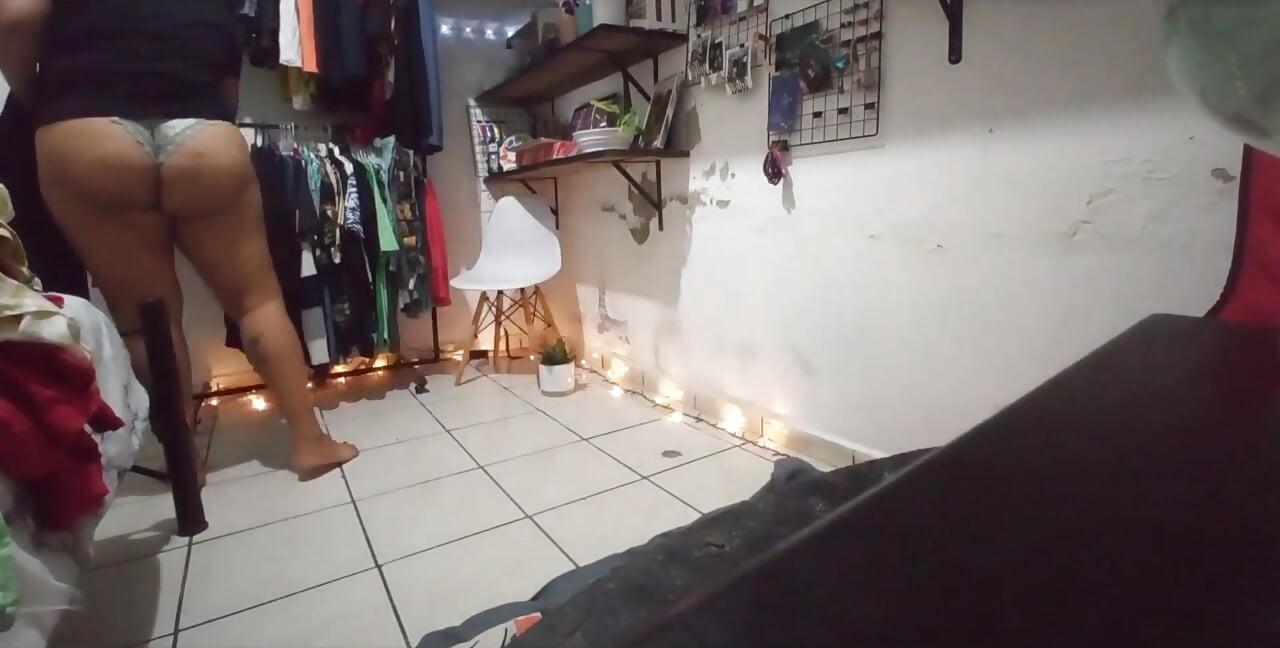 Brunetă cu curul mare mexican pliere haine în tanga
