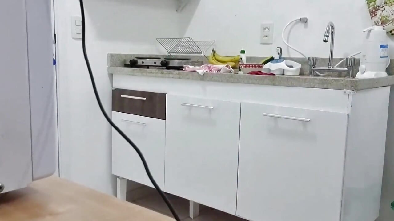 Mutfaktaydım, üvey oğlum beni gözetledi.