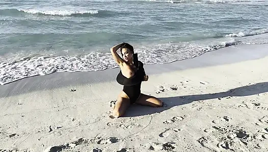 Сексуальная Моника Фокс В Черном Боди На Пляже