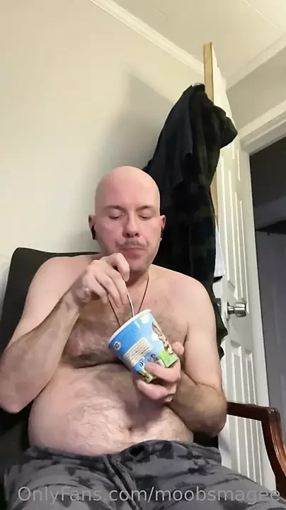 Ganhador de gordura comendo sorvete