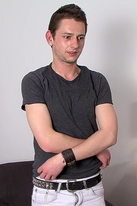 Новий хлопець Калеб гладить його