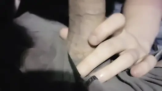 Tatlı kız arabada gece geç saatlerde sakso çekiyor