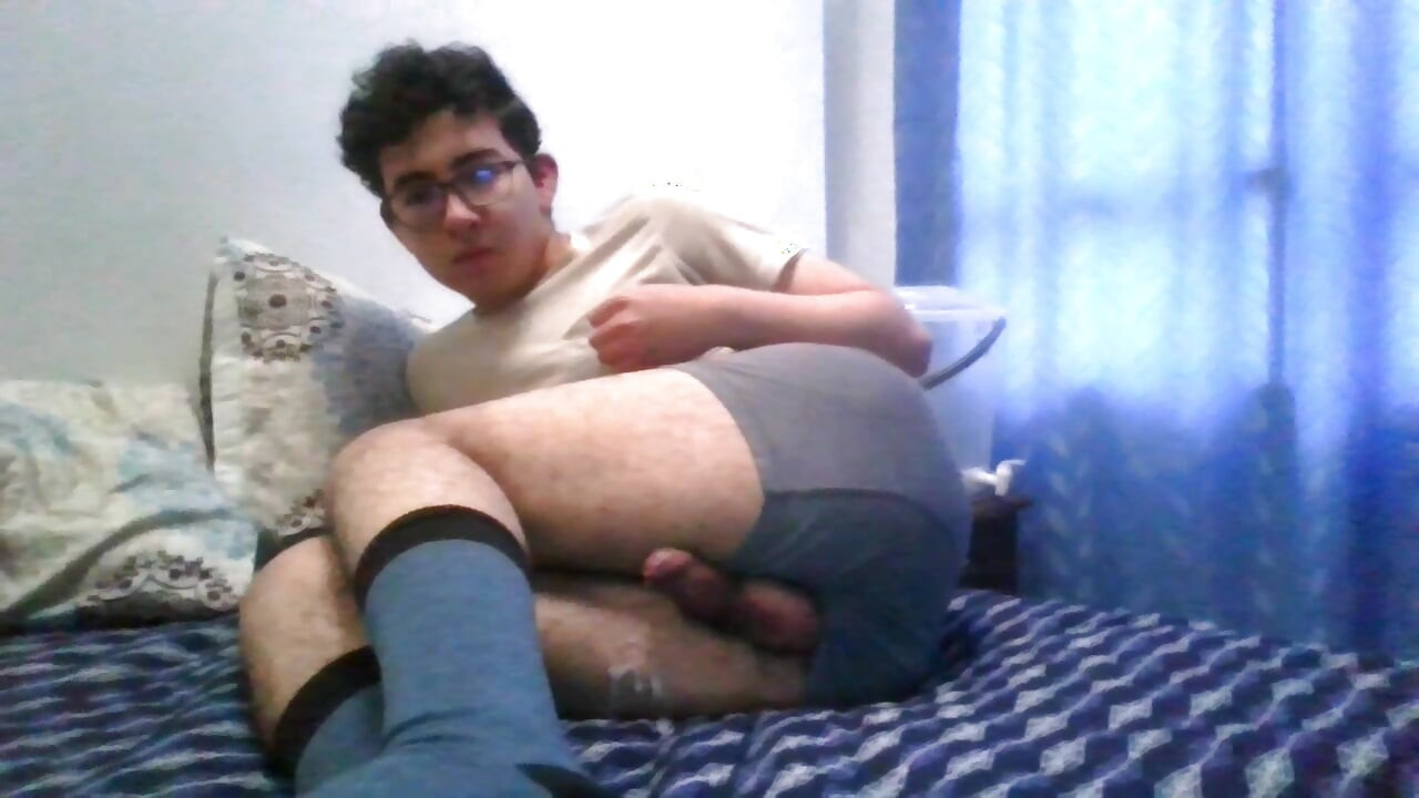 Gorgeous twink cumming