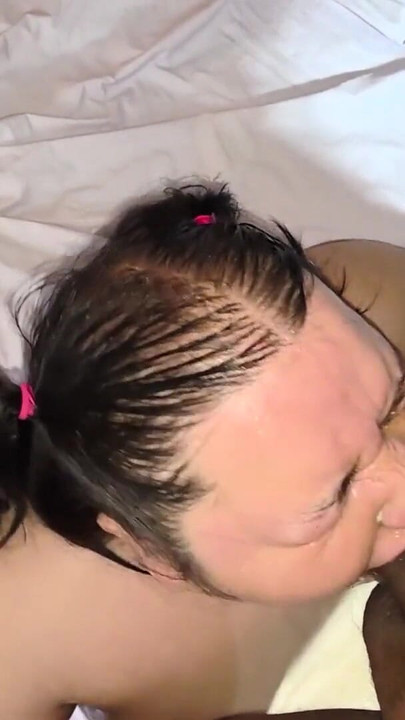 เขาฉี่ใส่หน้าฉันและยัดน้ําเงี่ยนใส่คอของฉันด้วยการเย็ดหน้าเลอะเทอะ คลิป 1