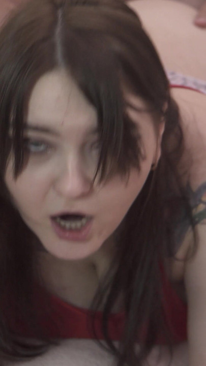 SH他的精液从她的阴户流出，而她则用穿戴式假阳具操他 - 贞操带，口交