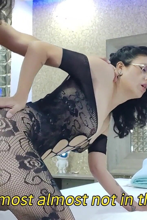 Sąsiad rucha się z moją żoną i odkrywam je, gdy dzwonię